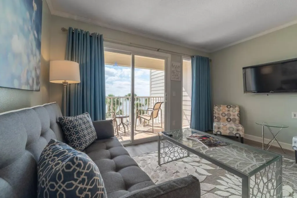 Apartment 421-Fully Renovated, Wifi, Pool, Amazing Views, Near Bucs Stadium Tampa