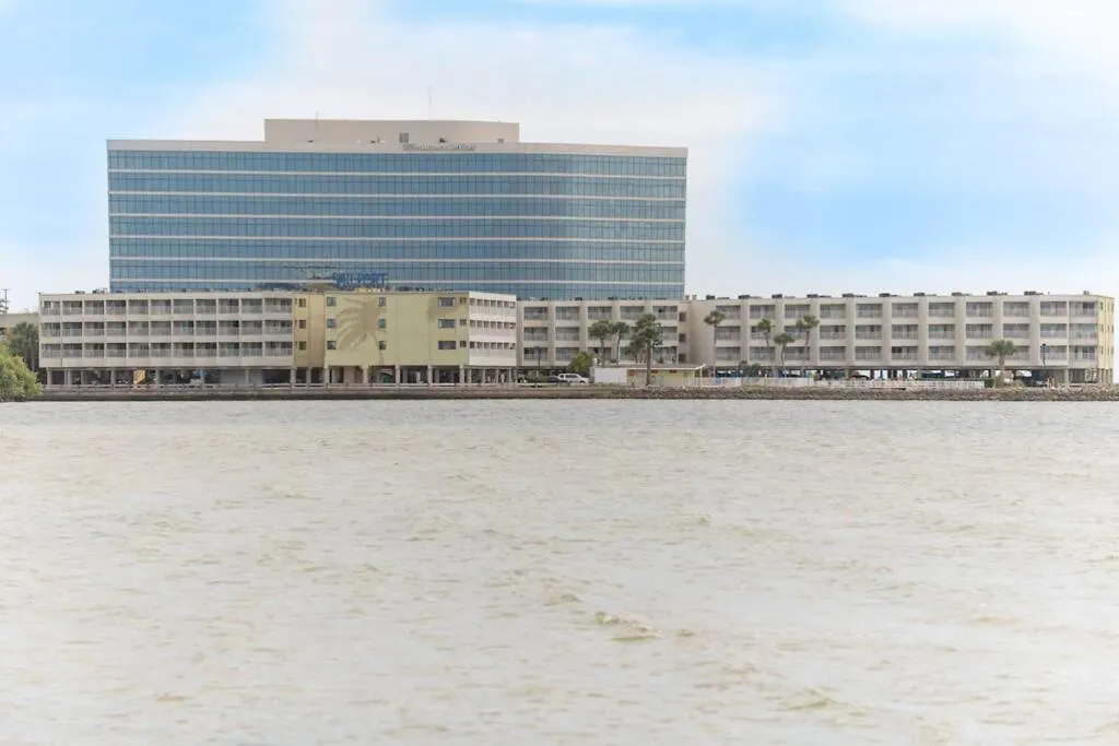 Apartment 421-Fully Renovated, Wifi, Pool, Amazing Views, Near Bucs Stadium Tampa