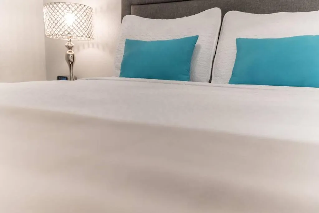 Apartment 421-Fully Renovated, Wifi, Pool, Amazing Views, Near Bucs Stadium Tampa