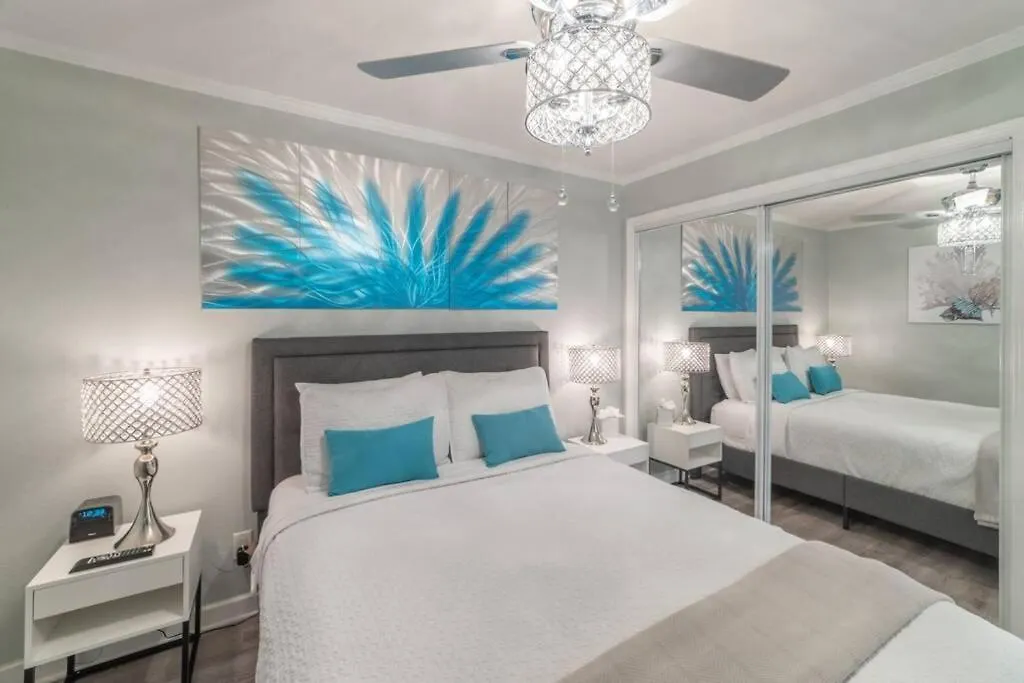 Apartment 421-Fully Renovated, Wifi, Pool, Amazing Views, Near Bucs Stadium Tampa