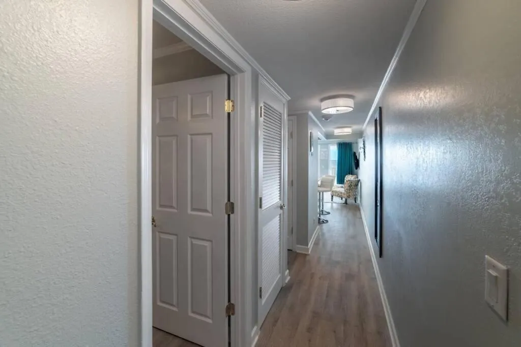 Apartment 421-Fully Renovated, Wifi, Pool, Amazing Views, Near Bucs Stadium Tampa